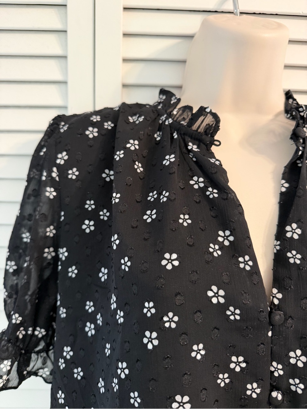 TAMARA H BLACK FLORAL BLOUSE TIE WAIST NWT SIZE MEDIUM - Picture 3 of 4